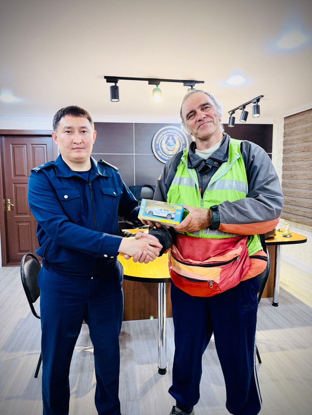 66-летний велопутешественник из Санкт-Петербурга поблагодарил полицейских Казахстана — Фото 2