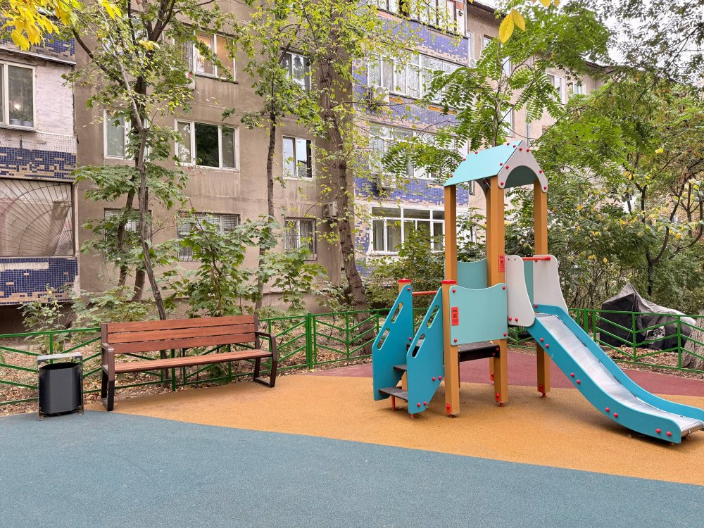 ПО ИНИЦИАТИВЕ ЖИТЕЛЕЙ В МИКРОРАЙОНЕ 10А ОБНОВИЛИ ДВОР — Фото 14