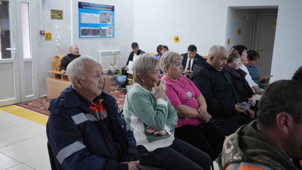 Аким района Жаңасемей провёл очередную отчётную встречу с жителями посёлка Чаган — Фото 4
