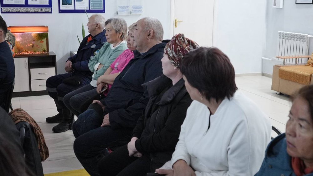 Аким района Жаңасемей провёл очередную отчётную встречу с жителями посёлка Чаган — Фото 6