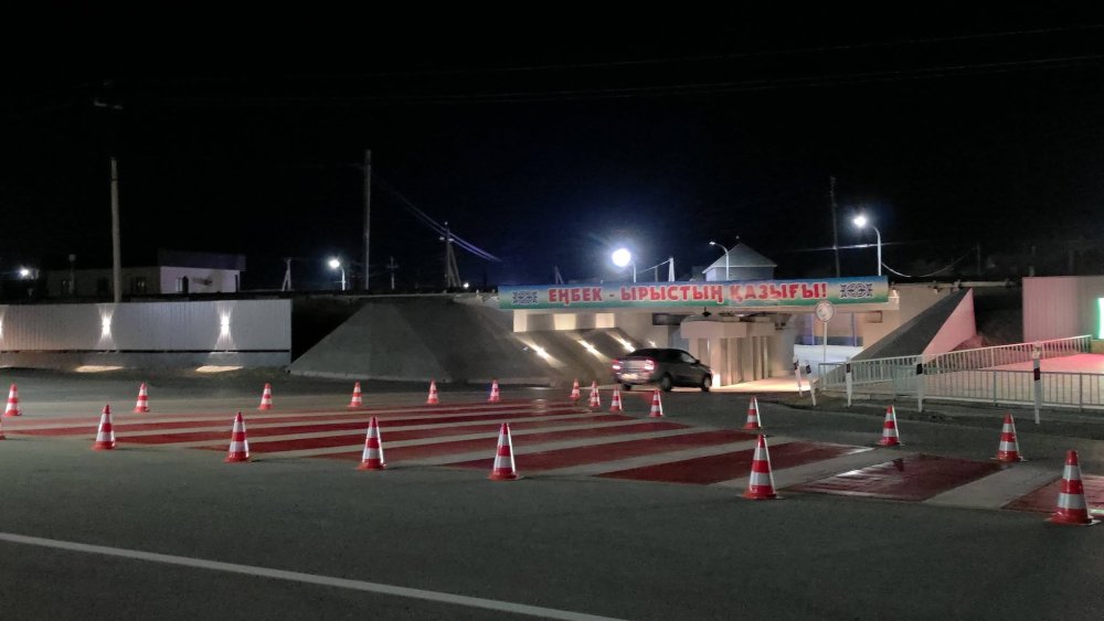 В поселке Жанакорган обновляются дорожные знаки. — Фото 3