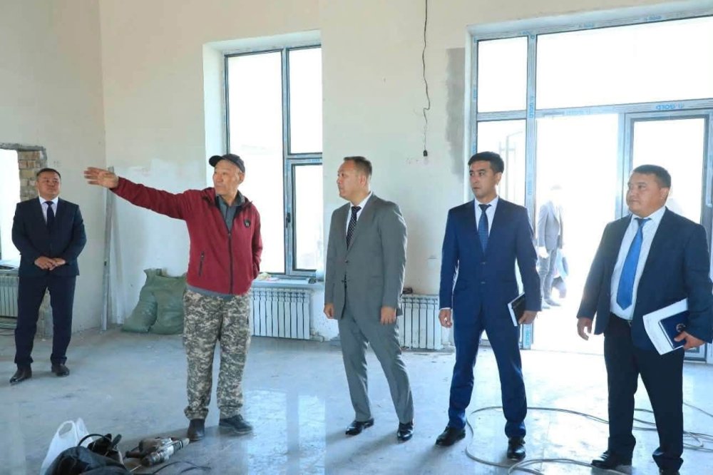 Аким района ознакомился со строительством железнодорожного вокзала — Фото 3