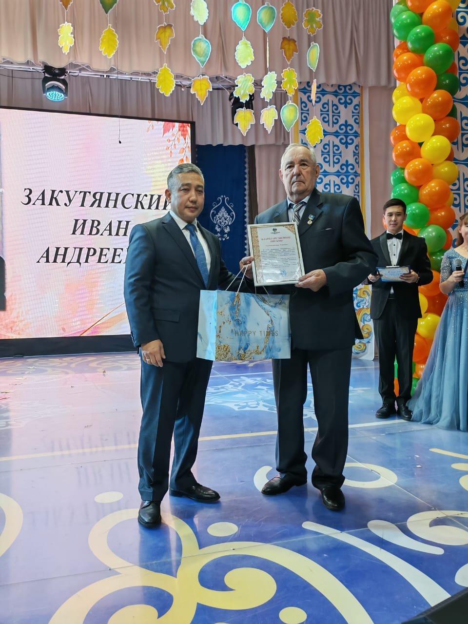 Достойный пример служения обществу.