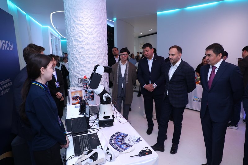 От ремесла до искусственного интеллекта: карагандинские креаторы представили свои работы в Астане