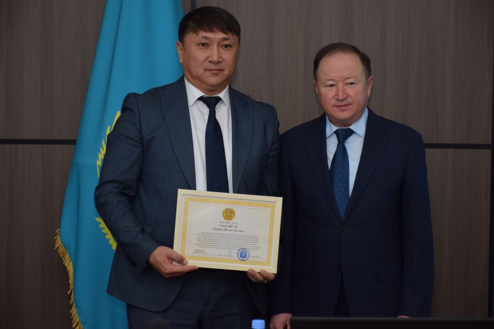 Бейбут Исманов поблагодарил депутатов VIII созыва за совместную работу — Фото 2