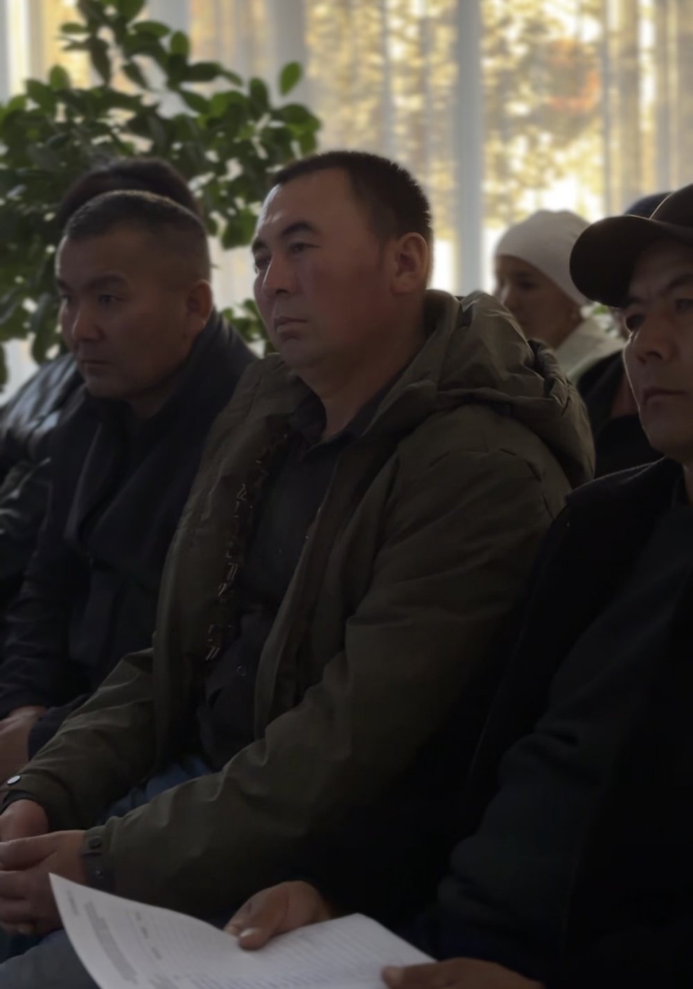 В средней школе имени Е. Жайсаңбаева состоялась расширенная встреча с участием родителей, посвящённая вопросам обеспечения безопасности несовершеннолетних, профилактики правонарушений и повышению ответственности за воспитание детей — Фото 6