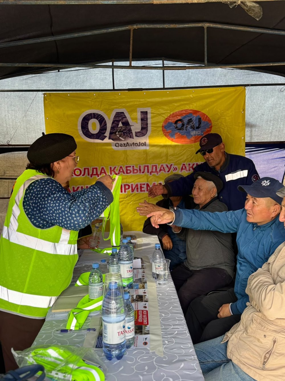 В городах и районах мангистауской области прошла акция «приемная на дороге» — Фото 11