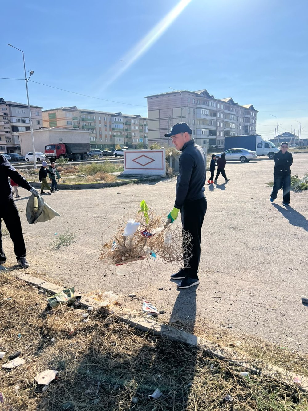 В Таразе, в рамках республиканской экологической акции «Таза Қазақстан» проходит общегородской субботник. — Фото 4
