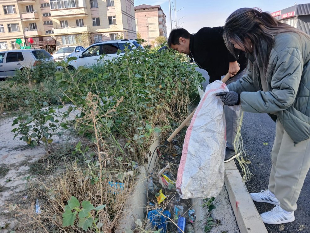 В Таразе, в рамках республиканской экологической акции «Таза Қазақстан» проходит общегородской субботник. — Фото 1