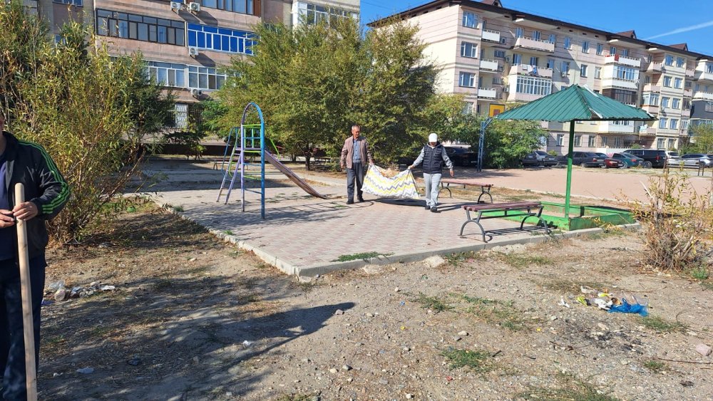 В Таразе, в рамках республиканской экологической акции «Таза Қазақстан» проходит общегородской субботник. — Фото 3