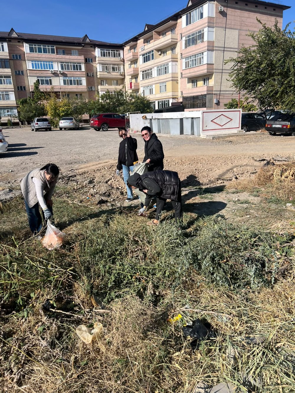 В Таразе, в рамках республиканской экологической акции «Таза Қазақстан» проходит общегородской субботник. — Фото 5