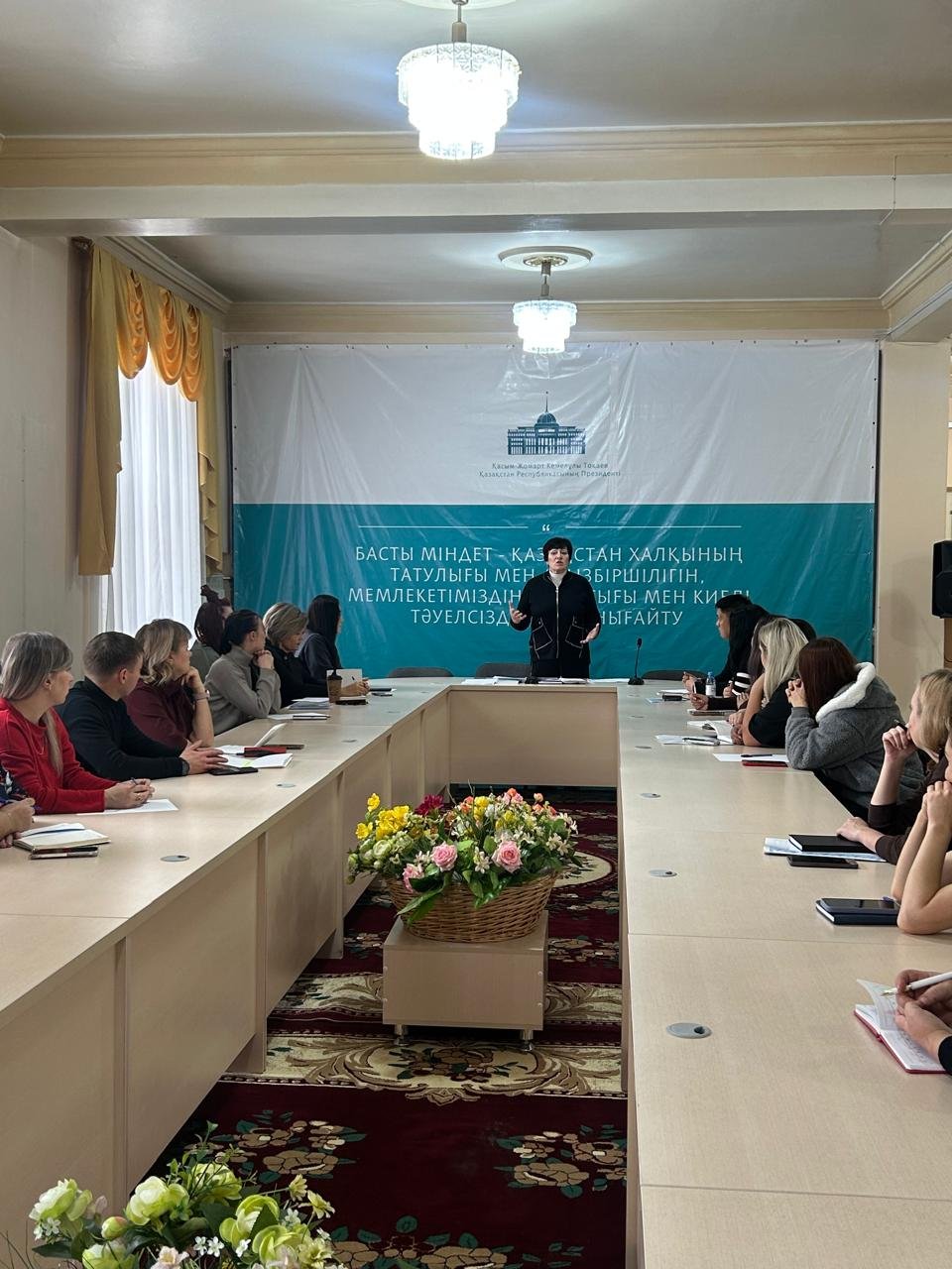17 октября 2026 года в рамках подготовки к проведению внеочередных выборов депутатов Риддерского городского маслихата и реализации плана обучения членов избирательных комиссий состоялся обучающий семинар для председателей, заместителей председателей и секретарей окружных избирательных комиссий города Риддера. В ходе семинара председатель Риддерской городской территориальной избирательной комиссии Е. Агешкина подробно рассмотрела актуальные вопросы избирательного законодательства, уделив особое внимание практическим аспектам организации избирательного процесса. Участники семинара получили возможность углубить свои знания, обсудить актуальные вопросы и повысить уровень профессиональной подготовки к предстоящей избирательной кампании. — Фото 1