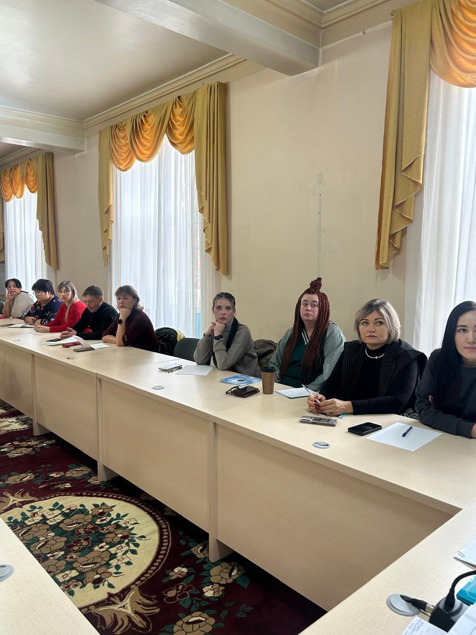 17 октября 2026 года в рамках подготовки к проведению внеочередных выборов депутатов Риддерского городского маслихата и реализации плана обучения членов избирательных комиссий состоялся обучающий семинар для председателей, заместителей председателей и секретарей окружных избирательных комиссий города Риддера. В ходе семинара председатель Риддерской городской территориальной избирательной комиссии Е. Агешкина подробно рассмотрела актуальные вопросы избирательного законодательства, уделив особое внимание практическим аспектам организации избирательного процесса. Участники семинара получили возможность углубить свои знания, обсудить актуальные вопросы и повысить уровень профессиональной подготовки к предстоящей избирательной кампании. — Фото 3