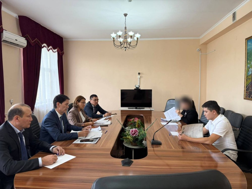 Представитель Уполномоченного по правам человека в Республике Казахстан по городу Шымкенту Н. Абдезов совместно с руководителем Департамента юстиции города Шымкента А. Исабековой провели совместный личный приём гражданина с целью рассмотрения его обращения. — Фото 2