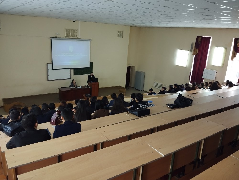 Представитель Уполномоченного по правам человека по Карагандинской области К. М. Бейсенбеков совместно с членом Комиссии по правам молодёжи «Еркіндік рухы» А. А. Джумальдиновым провели лекцию на тему «Вопросы защиты основных прав и свобод человека: знай, защищай, действуй» для студентов юридического факультета Карагандинского национального исследовательского университета имени академика Е. А. Букетова — Фото 3