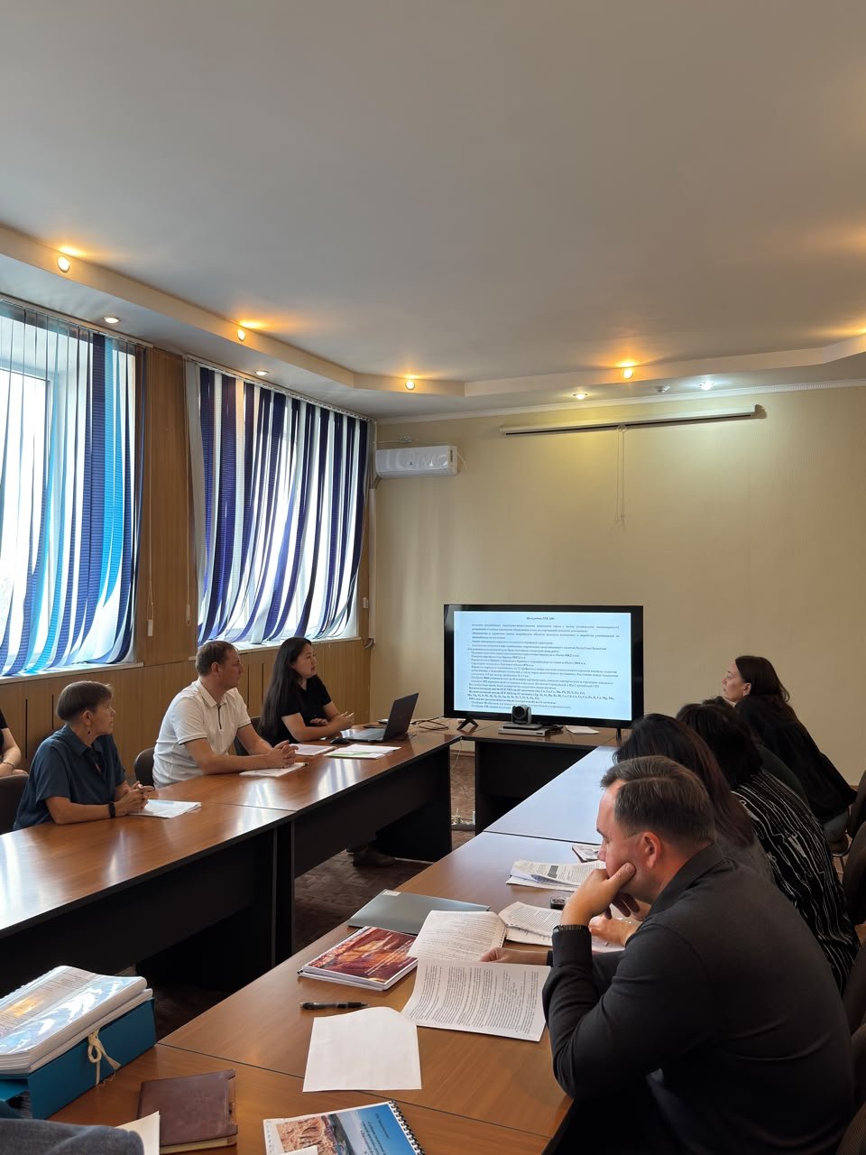 В РГУ МД «Центрказнедра» 20 октября 2026 года на заседание Совета рассмотрен отчет по объекту «Глубинное геологическое картирование масштаба 1:200 000 с оценкой прогнозных ресурсов листов L-42-XIV, - XV, площадь 11408 кв.км» за 2024-2026гг., выполненного ТОО «Центргеолсъемка» по бюджетной программы 089. — Фото 1