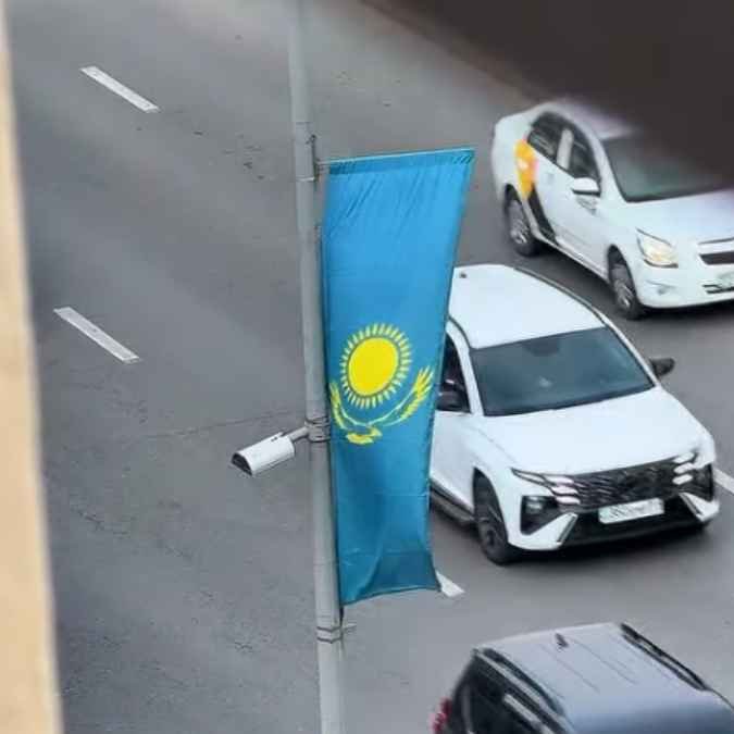 Государственные флаги украшают здания столицы — Фото 2