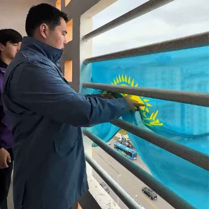Государственные флаги украшают здания столицы — Фото 1