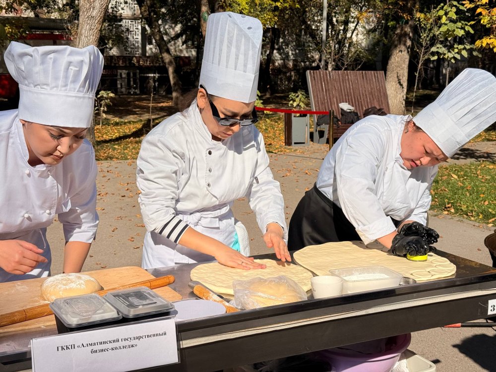 В Ауэзовском районе состоялся республиканский фестиваль «Бауырсақ Fest – 2026», посвящённый Дню Республики — Фото 10