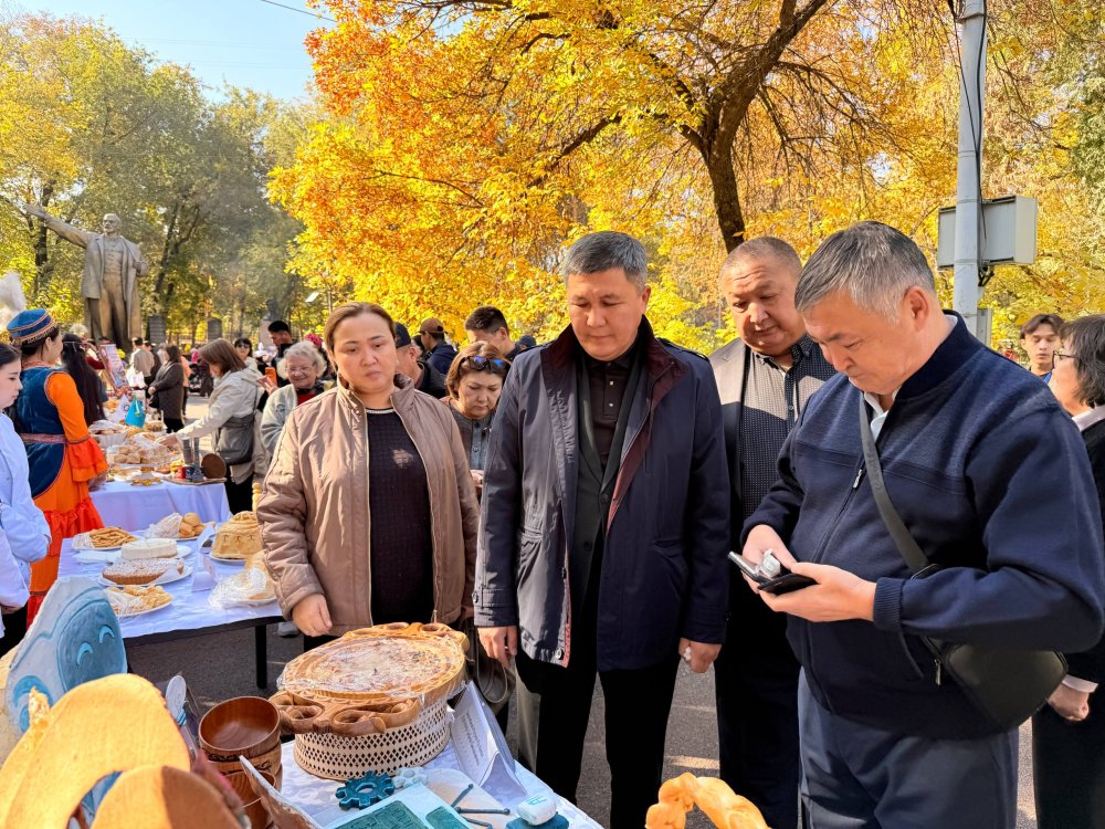 В Ауэзовском районе состоялся республиканский фестиваль «Бауырсақ Fest – 2026», посвящённый Дню Республики — Фото 19