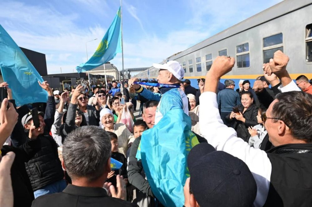 КАЗАЛИНЦЫ ВСТРЕТИЛИ САМАТА ОСПАНА, КОТОРЫЙ СТАЛ ЧЕМПИОНОМ МИРА ПО ГРЕКО-РИМСКОЙ БОРЬБЕ СРЕДИ ВЕТЕРАНОВ — Фото 3