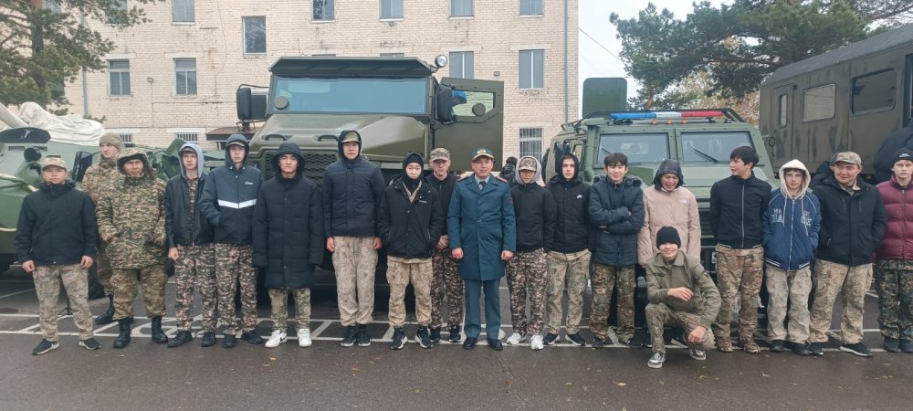 Будущие защитники Отечества: школьники Железинского района посетили воинскую часть — Фото 1