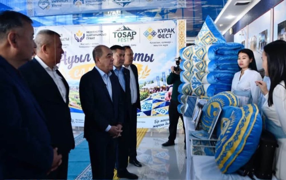 ГЛАВА РЕГИОНА ОЗНАКОМИЛСЯ С ВЫСТАВКОЙ МЕСТНЫХ ТОВАРОПРОИЗВОДИТЕЛЕЙ И ВСТРЕТИЛСЯ С ЖИТЕЛЯМИ АКЖАЙЫКСКОГО РАЙОНА — Фото 2