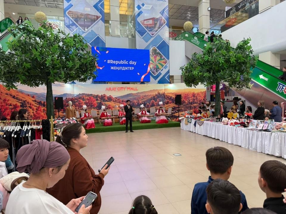В торговых объектах проходят праздничные мероприятия — Фото 1