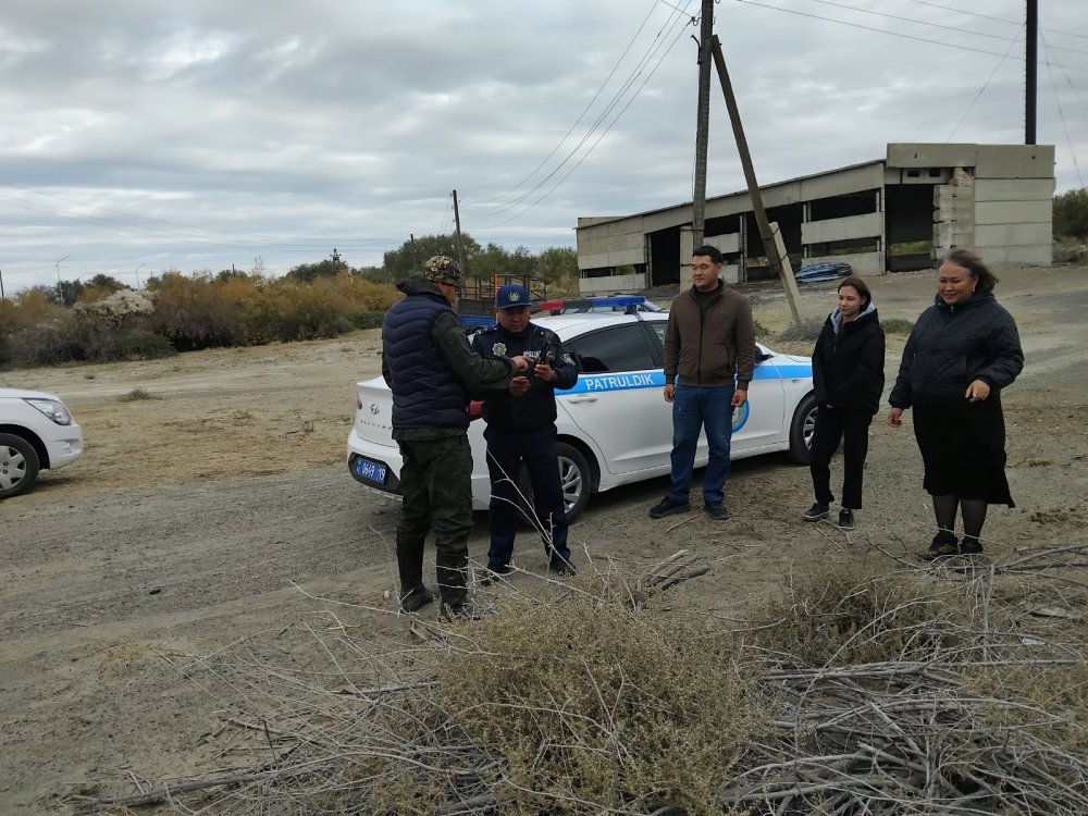 В сельском округе Карашыган при участии акима села и участкового инспектора полиции в рамках принципа «Закон и порядок» и экологической акции «Таза Қазақстан» («Чистый Казахстан») была проведена разъяснительная работа. — Фото 1