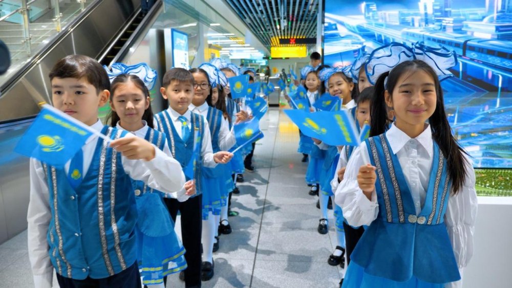 Столичные школьники организовали необычный флешмоб в Tarlan Astana ко Дню Республики — Фото 1