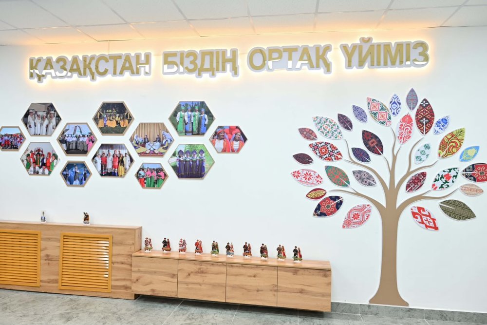 В Бородулихинском районе капитально отремонтировали Дом дружбы и благоустроили аллею — Фото 11