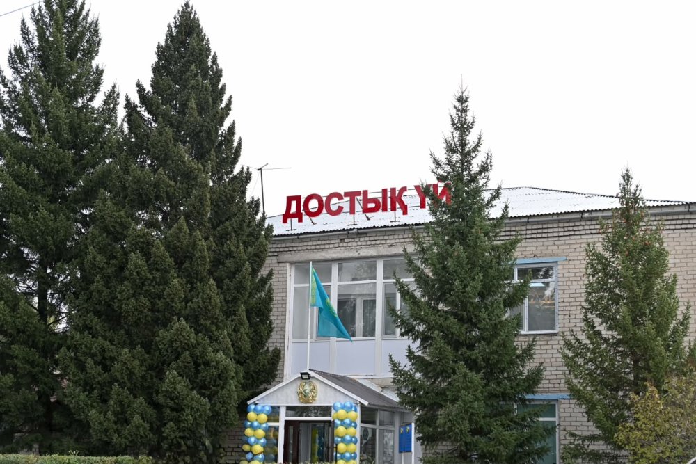 В Бородулихинском районе капитально отремонтировали Дом дружбы и благоустроили аллею — Фото 1