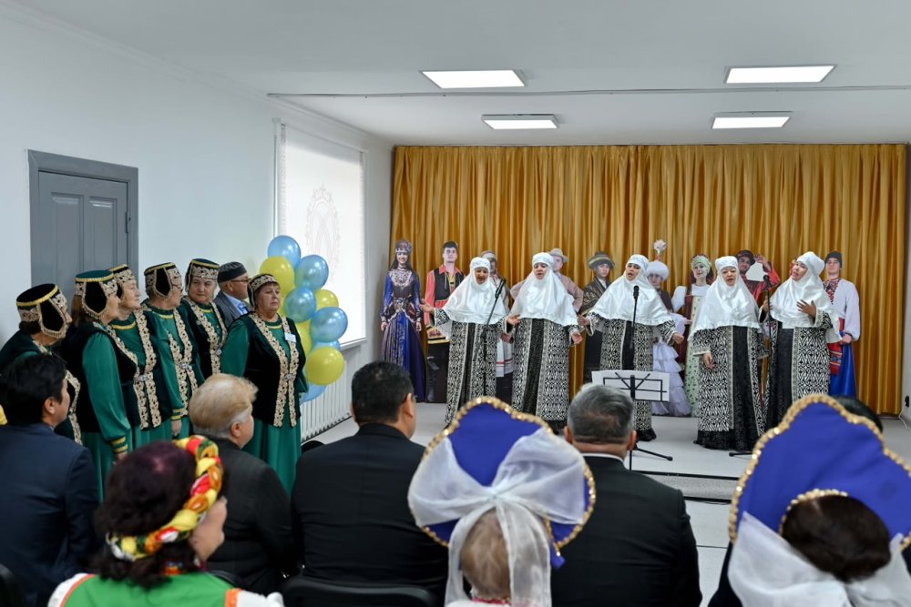 В Бородулихинском районе капитально отремонтировали Дом дружбы и благоустроили аллею — Фото 7