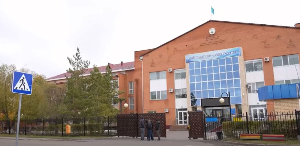 Социальные работники ежедневно помогают тем, кто нуждается в поддержке, стараясь сделать их жизнь легче. Особенно это касается заботы о пожилых людях: важно не только помочь им в повседневных делах, но и уделить внимание, поддержать добрым словом. Такая работа требует большого душевного тепла и терпения.