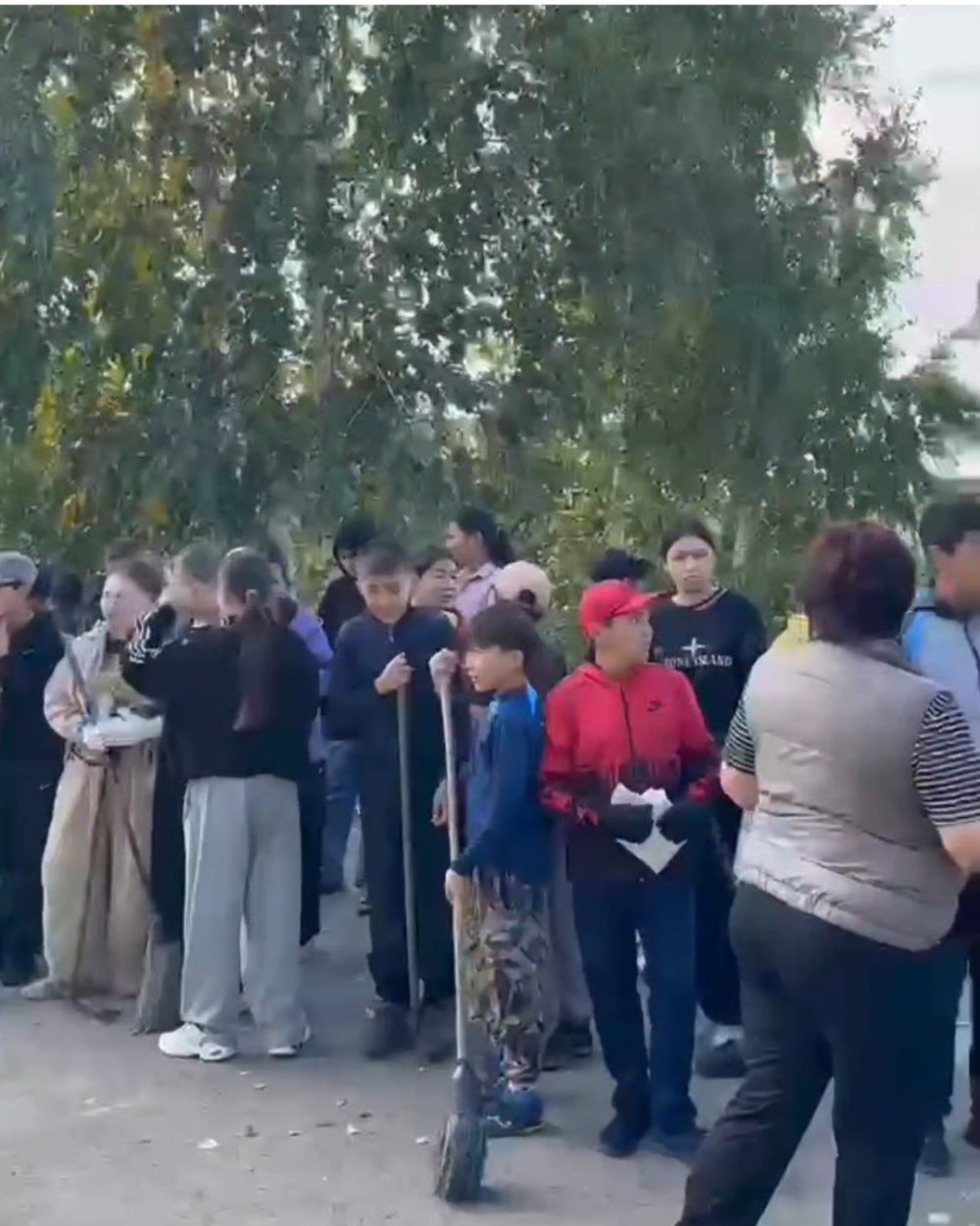 В рамках реализации поручения Главы государства, в рамках республиканской экологической программы «Таза Қазақстан» в селе Обаған прошел масштабный субботник. — Фото 1