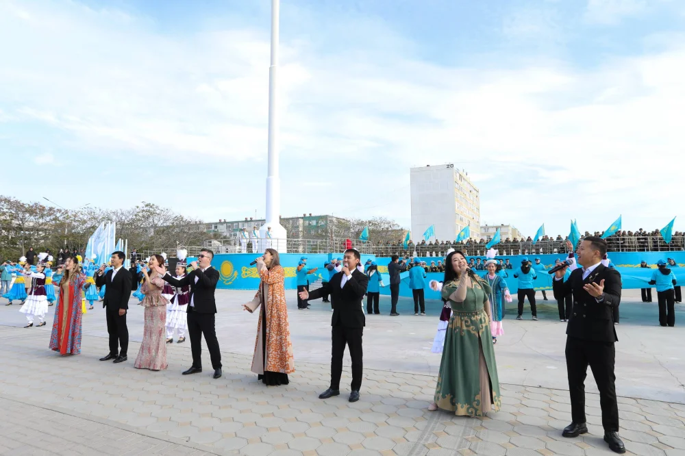 В Актау состоялась церемония поднятия Государственного флага в честь Дня Республики — Фото 9
