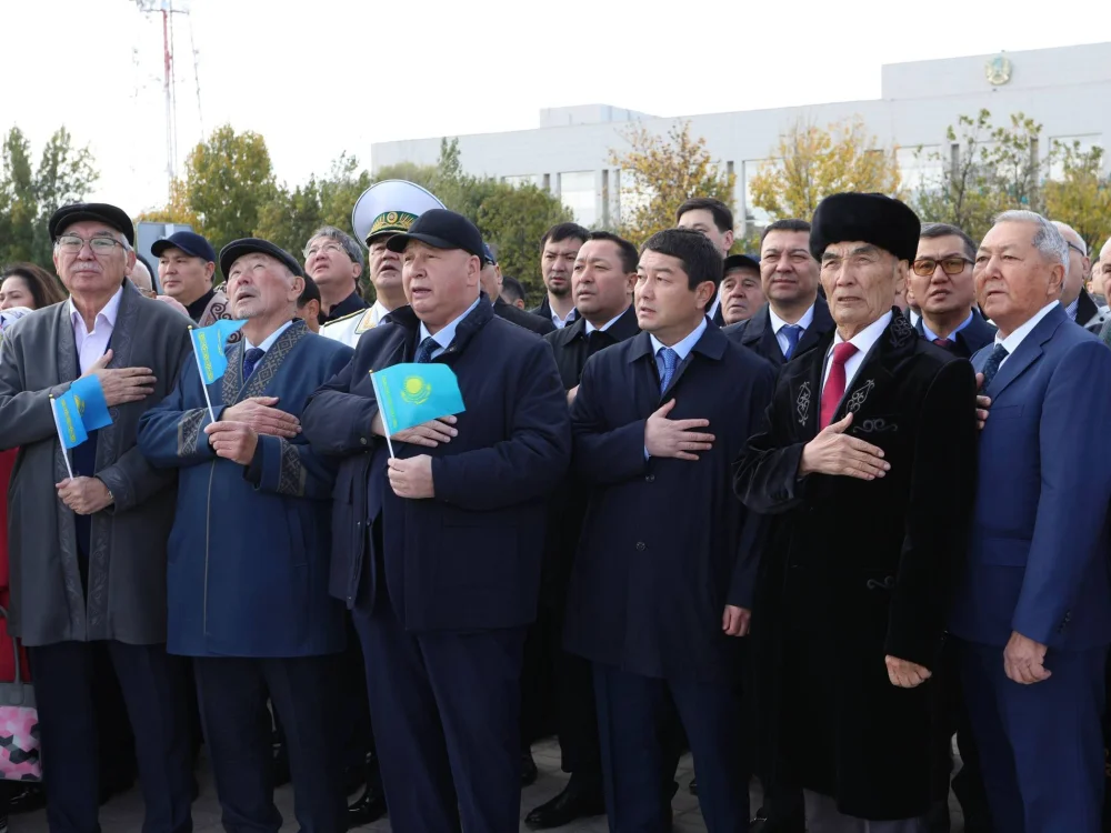 В Актау состоялась церемония поднятия Государственного флага в честь Дня Республики — Фото 2