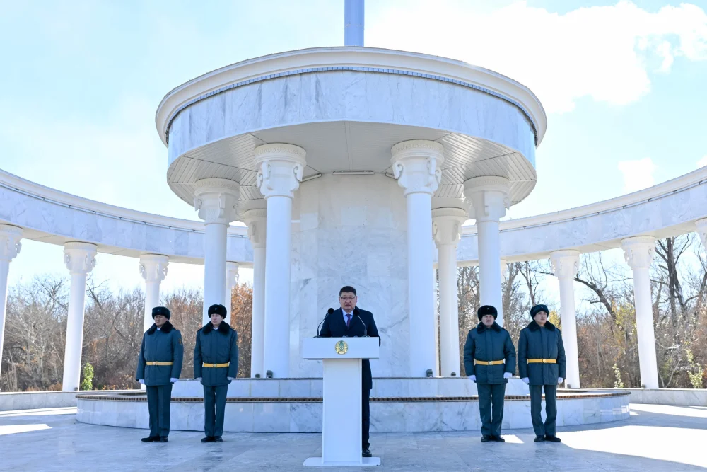 В области Абай в честь Дня Республики состоялась церемония поднятия Государственного флага — Фото 5