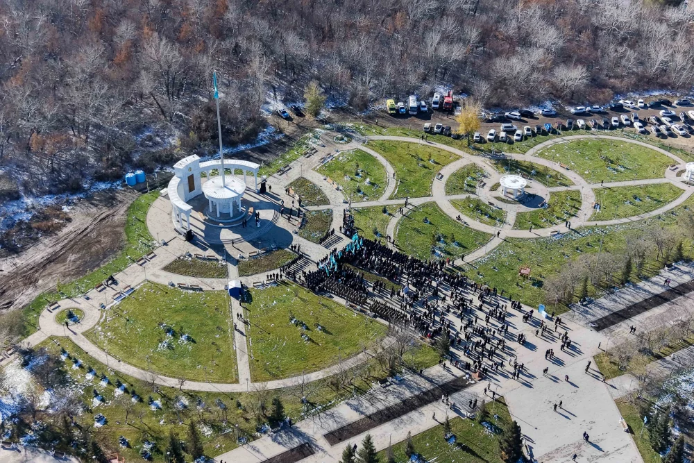 В области Абай в честь Дня Республики состоялась церемония поднятия Государственного флага — Фото 7