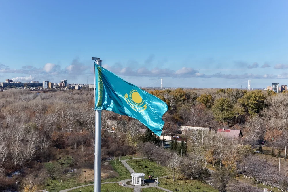 В области Абай в честь Дня Республики состоялась церемония поднятия Государственного флага — Фото 2
