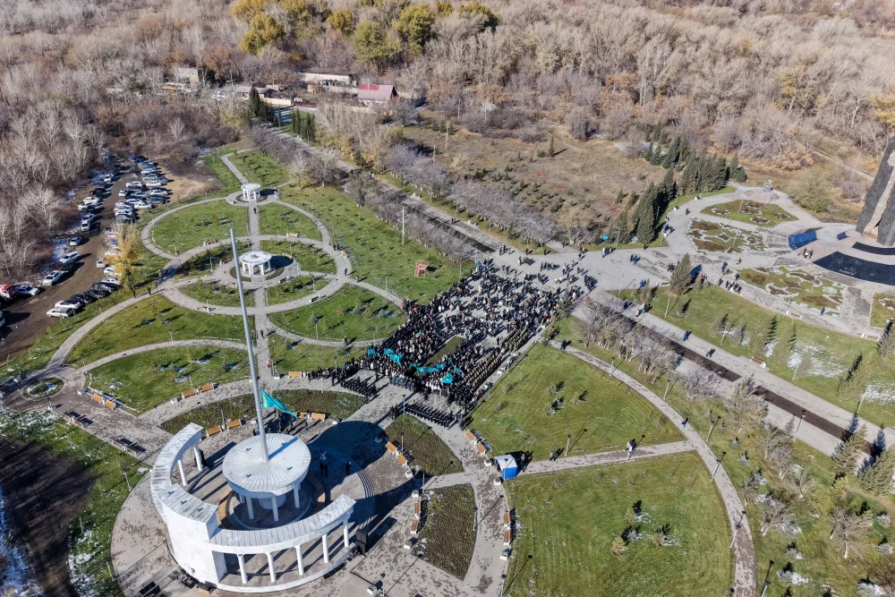 В области Абай в честь Дня Республики состоялась церемония поднятия Государственного флага — Фото 1