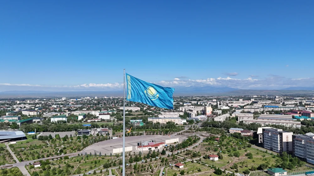 В области Жетісу в День Республики Государственный флаг подняли на 43 флагштоках — Фото 10