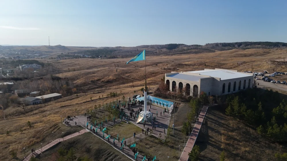 В Кокшетау в честь Дня Республики подняли Государственный флаг — Фото 1