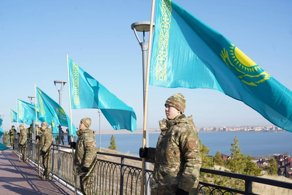 В Кокшетау в честь Дня Республики подняли Государственный флаг — Фото 13
