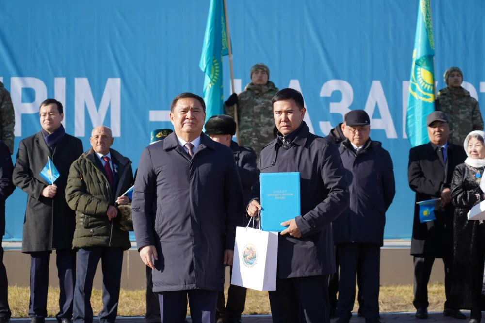 В Кокшетау в честь Дня Республики подняли Государственный флаг — Фото 3