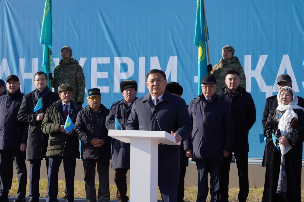 В Кокшетау в честь Дня Республики подняли Государственный флаг — Фото 8
