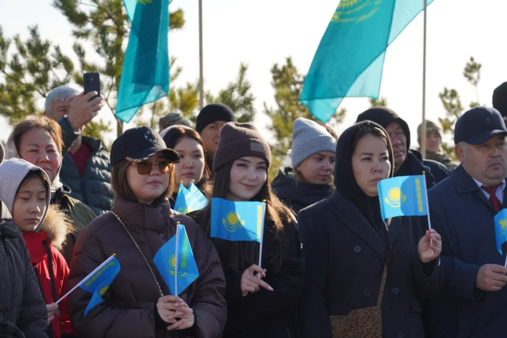 В Кокшетау в честь Дня Республики подняли Государственный флаг — Фото 11