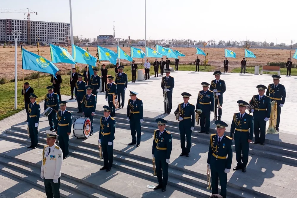 ДЕНЬ РЕСПУБЛИКИ: НА 100-МЕТРОВОМ ФЛАГШТОКЕ ШЫМКЕНТА ПОДНЯЛИ ГОСУДАРСТВЕННЫЙ ФЛАГ — Фото 2