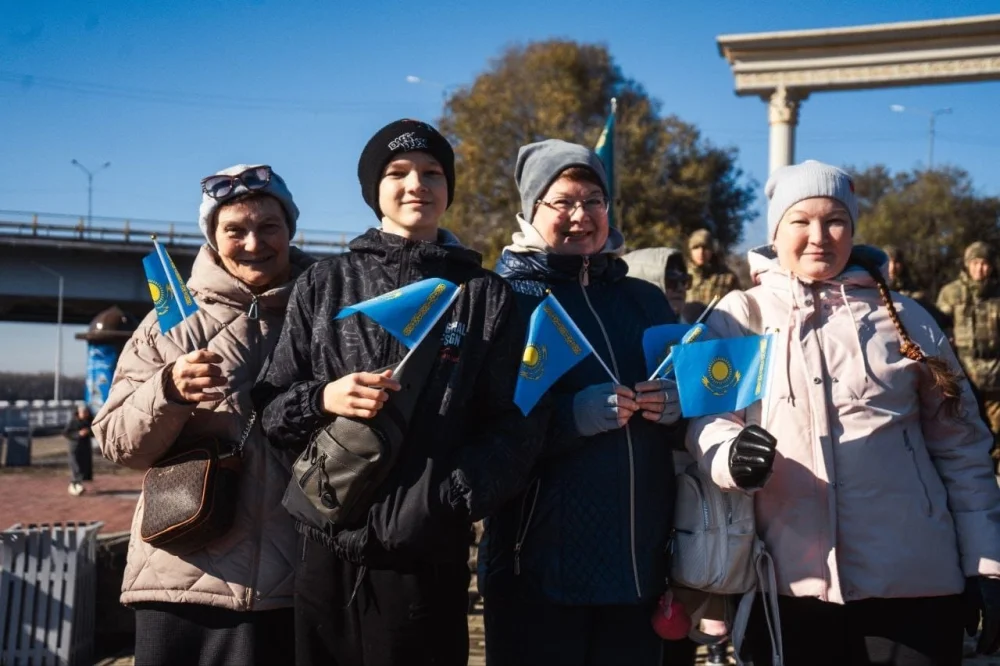 В областном центре в честь Дня Республики подняли Государственный флаг — Фото 7