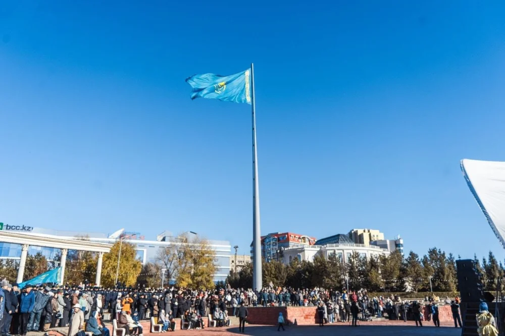 В областном центре в честь Дня Республики подняли Государственный флаг — Фото 1